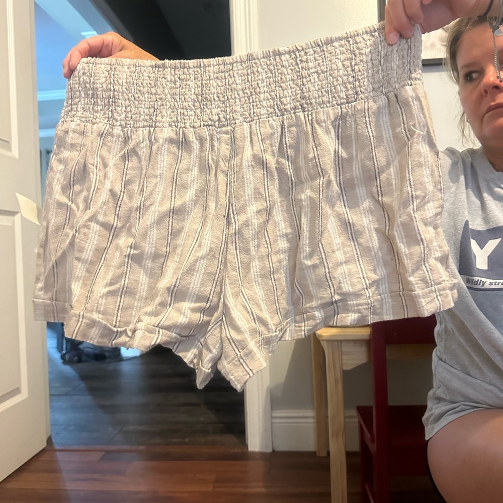 Super cute size L dress shorts.